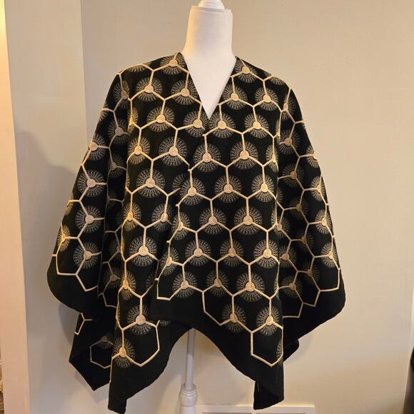 Anne Fontaine Wool Embroidered Cape One Size Honeycomb Pattern HTF Paris - Picture 1 of 11